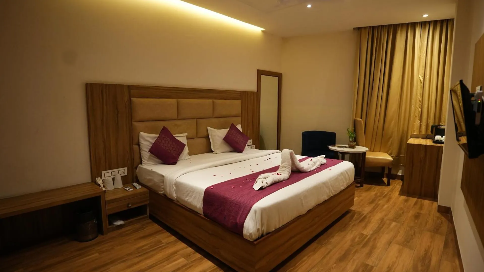 Hotel Pearl Wood Zirakpur
